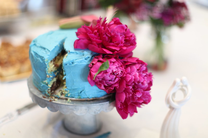 blue wedding cake with bright purple-pink flowers