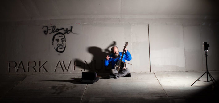 Paul Metzger playing banjo